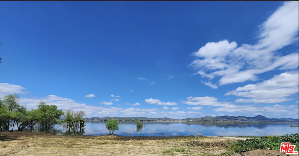 https://media.crmls.org/mediaz/d587534d-7013-40fe-9076-caf91e04d8a6.jpg?preset=X-Large
