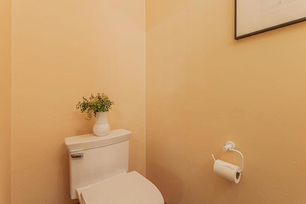 https://media.crmls.org/mediaz/d587b704-b52c-4097-85f6-cf260daee794.jpg?preset=X-Large