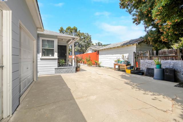 6133 Seminary Ave, Oakland CA: https://media.crmls.org/mediaz/d588689c-5d18-4b5f-b614-cbae528a1343.jpg