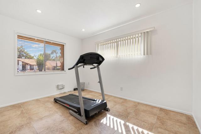 2050 Silver Oak Way, Hemet CA: https://media.crmls.org/mediaz/d589320b-409a-473d-b7e2-ffd8b3f415de.jpg