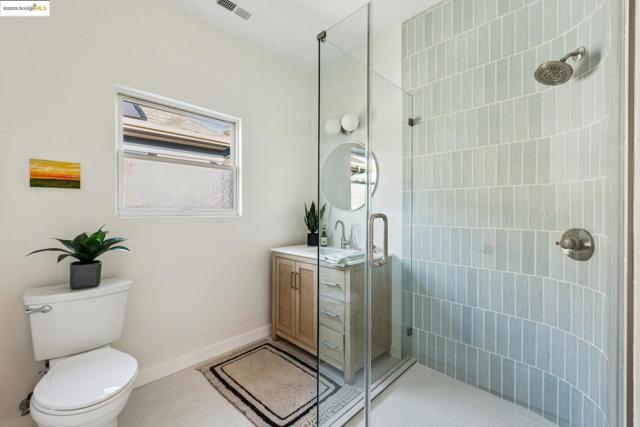 1521 Josephine St, Berkeley CA: https://media.crmls.org/mediaz/d589486c-8881-43d7-a137-ddd51d8fbf8e.jpg