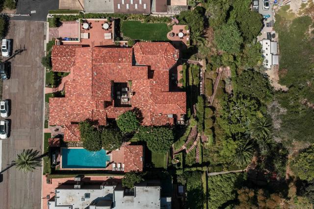 7757 Whitefield Pl, La Jolla CA: https://media.crmls.org/mediaz/d589c266-d4d9-440d-8a4c-311a926071e0.jpg