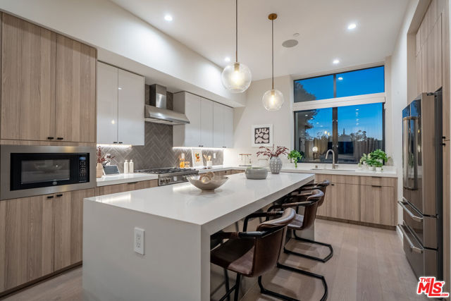 4427 Studio Place, Studio City CA: https://media.crmls.org/mediaz/d589c6ca-4032-4380-9292-f6a638e99aa7.jpg