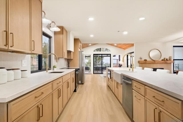 3985 Syme Dr, Carlsbad CA: https://media.crmls.org/mediaz/d589ccbd-103f-4b4d-94ff-f9b5593fdaef.jpg