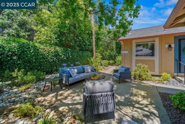 672 Savoy Ct, Walnut Creek CA: https://media.crmls.org/mediaz/d58a1ab3-4baf-4a48-b045-14d2fc888608.jpg