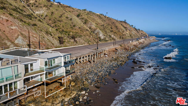 20438 Pacific Coast Highway, Malibu CA: https://media.crmls.org/mediaz/d58a93ad-8e68-407d-af0f-6dd72b3c4fca.jpg