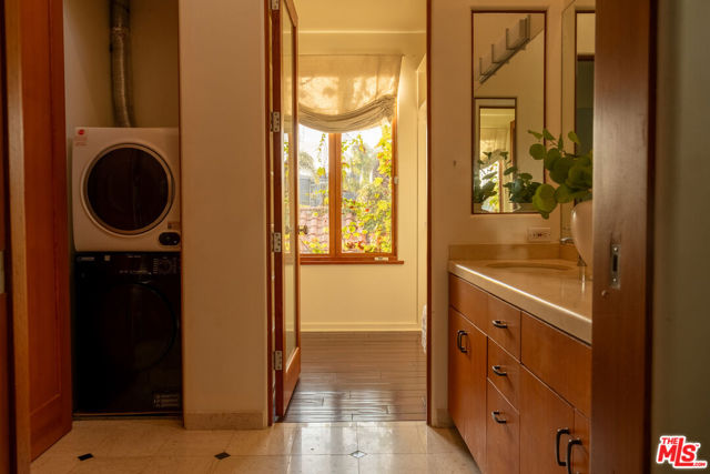 416 Carroll Canal, Venice CA: https://media.crmls.org/mediaz/d58ac923-251a-47c0-8236-ce9e4fecde7f.jpg