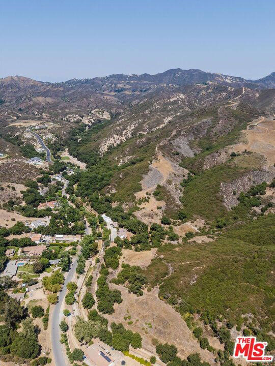 2470 Stokes Canyon Road, Calabasas CA: https://media.crmls.org/mediaz/d58ad999-2db4-4d17-acd5-4ab6c9c08e37.jpg