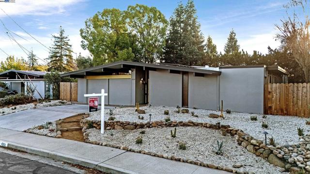 4004 Salem St, Concord CA: https://media.crmls.org/mediaz/d58b1ad6-6add-4ee1-a694-fc4ff843a365.jpg