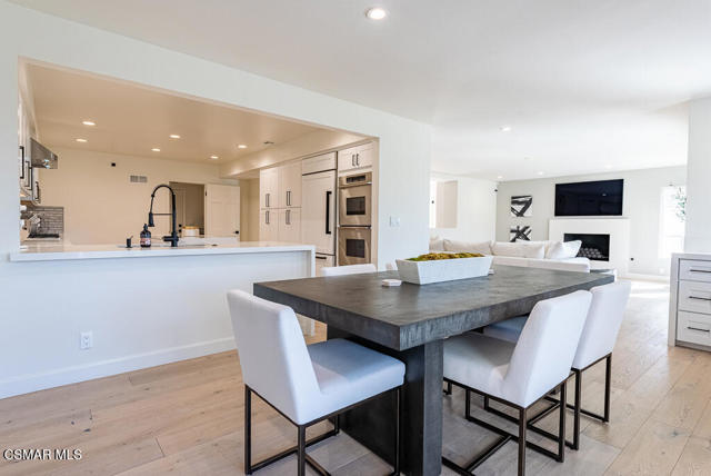 1725 Royal Saint George Drive, Westlake Village CA: https://media.crmls.org/mediaz/d58b1fd7-227e-4f13-98bc-3c2b99903c4e.jpg