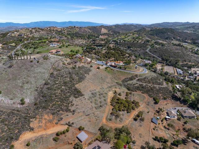 30419 Canyon Estates Road, Vista CA: https://media.crmls.org/mediaz/d58bccb5-4885-42f2-bd3a-c7e5bfce4da9.jpg