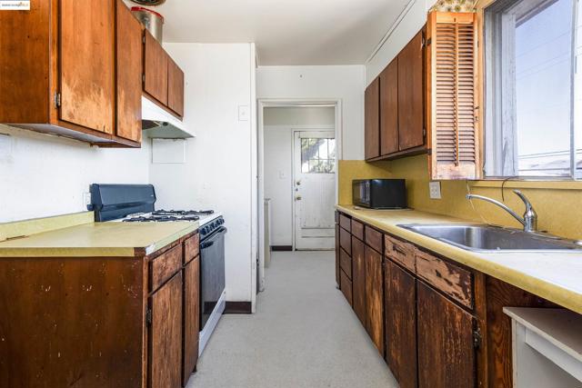 1427 65Th Ave, Oakland CA: https://media.crmls.org/mediaz/d58bcd1f-98b6-463b-965c-05653401470c.jpg