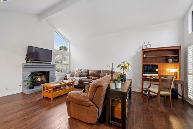 510 Lagunaria Lane, Alameda CA: https://media.crmls.org/mediaz/d58c6e4a-e387-4442-a753-55b0c1776a57.jpg
