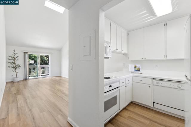 3847 Vineyard Ave, Pleasanton CA: https://media.crmls.org/mediaz/d58d202d-9517-4050-bfba-00f5a854aa01.jpg