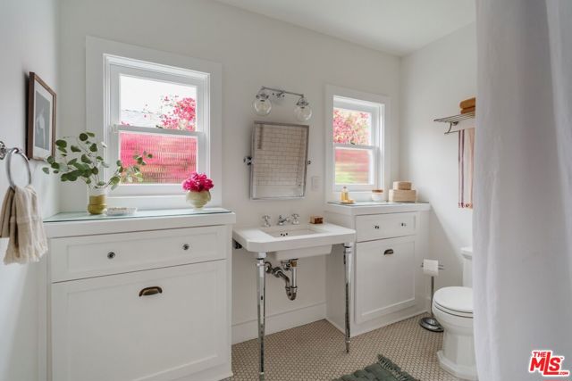 226 N Arden Boulevard, Los Angeles CA: https://media.crmls.org/mediaz/d58d59e8-e15f-4011-bca0-acdacc8d14e5.jpg
