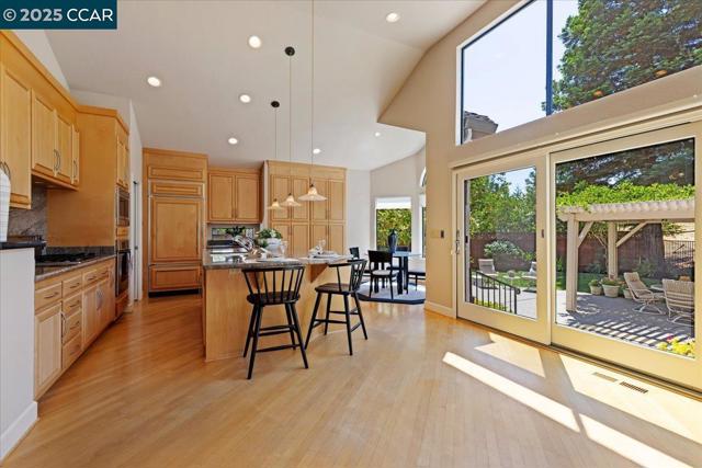 4101 Fox Creek Ct, Danville CA: https://media.crmls.org/mediaz/d58e406d-e777-4d27-88ca-ecfab1cb22fb.jpg