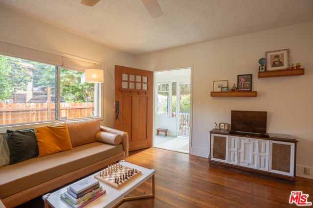 732 N Toledo Walk, Long Beach CA: https://media.crmls.org/mediaz/d58e6900-fc83-4743-adf4-ff50bf35aa79.jpg