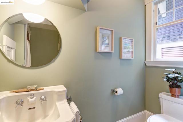 3860 Greenwood Ave, Oakland CA: https://media.crmls.org/mediaz/d58fa5ca-a1a0-4b32-a92c-cbc3bf5016cc.jpg