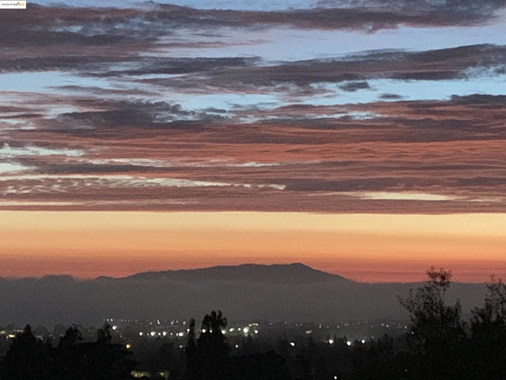 https://media.crmls.org/mediaz/d5907d4c-cfff-4b2f-8151-82ff083c3937.jpg?preset=X-Large
