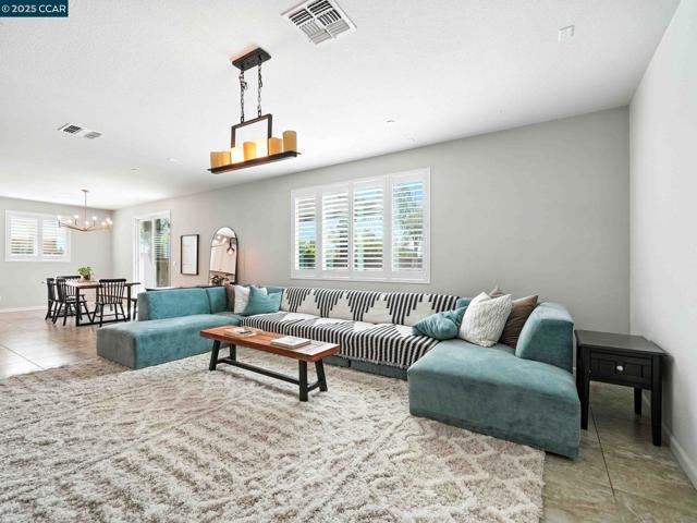 2433 Sanders Ln, Fairfield CA: https://media.crmls.org/mediaz/d590872b-1d57-49d9-8413-5eb3a26690b3.jpg