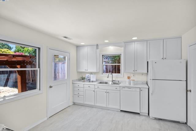 2948 Glenside Dr, Concord CA: https://media.crmls.org/mediaz/d592558b-d645-4445-8cc7-b526f33ba872.jpg