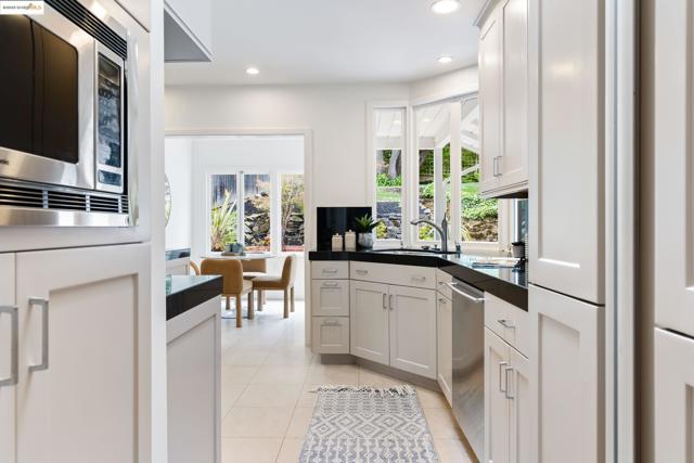 2333 Leimert Blvd, Oakland CA: https://media.crmls.org/mediaz/d5932bfa-6c72-41b5-bd1a-8924e7b9c5f2.jpg