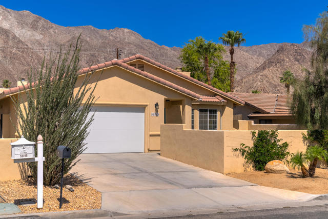 53215 Avenida Alvarado, La Quinta CA: https://media.crmls.org/mediaz/d594872b-66a0-4654-ac4c-20fff1a328f2.jpg