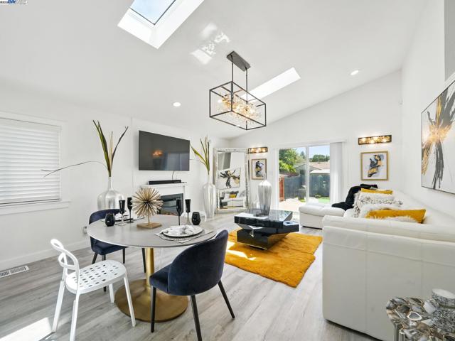 2579 Jacobs St, Hayward CA: https://media.crmls.org/mediaz/d594e93e-c1bf-4ff4-9a51-0c5134697a02.jpg