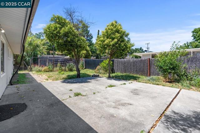 212 Towers Dr, Pacheco CA: https://media.crmls.org/mediaz/d594f9cd-0c60-4598-81ff-16e5c3a77428.jpg