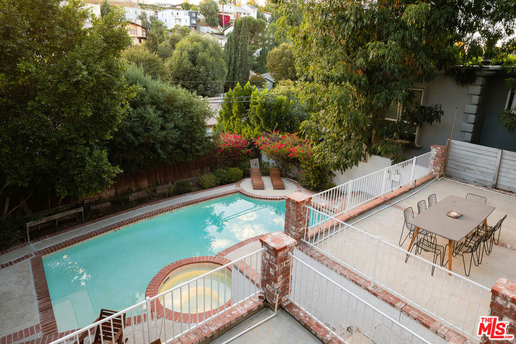 https://media.crmls.org/mediaz/d59507a2-7995-4c8d-8653-bd12f2ac2690.jpg?preset=X-Large