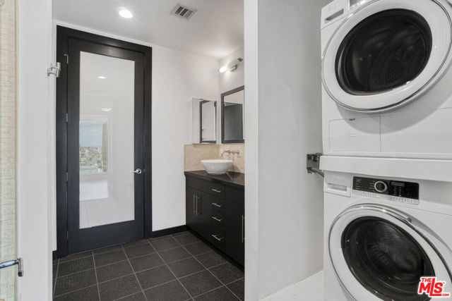 655 S Hope Street, Los Angeles CA: https://media.crmls.org/mediaz/d595bdd4-650b-4b17-9e33-211b37286fb9.jpg