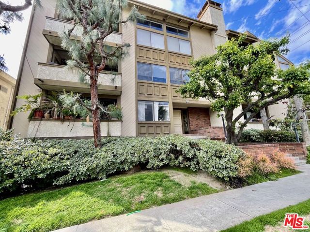 1505 Purdue Avenue, Los Angeles CA: https://media.crmls.org/mediaz/d5974f1c-e482-43a1-8239-7f3f6591683b.jpg