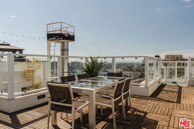 939 S Broadway, Los Angeles CA: https://media.crmls.org/mediaz/d59796c8-7d01-4436-b29e-77ab0c0f7794.jpg