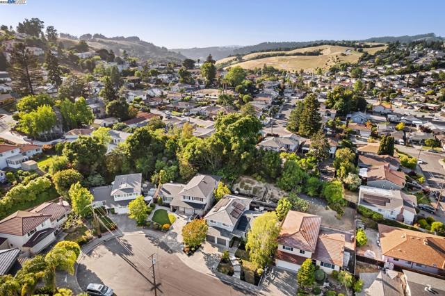 3134 Terry Ct, Castro Valley CA: https://media.crmls.org/mediaz/d597d736-1770-4735-818b-a81d4391701d.jpg