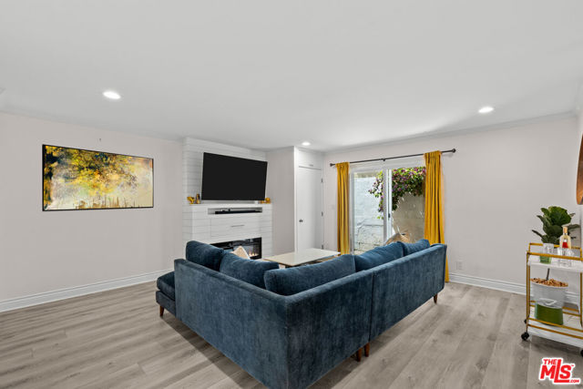 4381 Ventura Canyon Avenue, Sherman Oaks CA: https://media.crmls.org/mediaz/d597eaac-8dd7-452f-980f-08b2c5296e5c.jpg