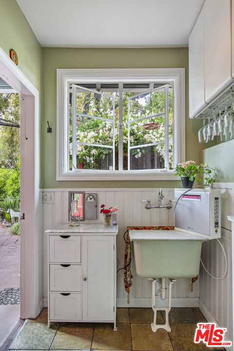2882 Belden Drive, Los Angeles CA: https://media.crmls.org/mediaz/d5984997-a29b-4602-97bd-588bc3aea6c4.jpg