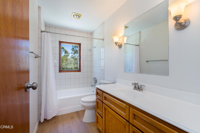 6860 Worth Way, Camarillo CA: https://media.crmls.org/mediaz/d5993c17-fa00-4f9b-8224-1efa8cf258c4.jpg