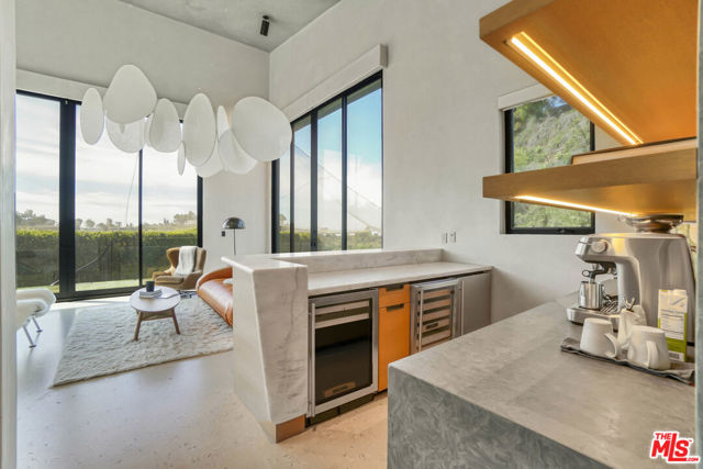 9152 Janice Place, Beverly Hills CA: https://media.crmls.org/mediaz/d599d644-eff5-439a-9a76-16470a089fb2.jpg