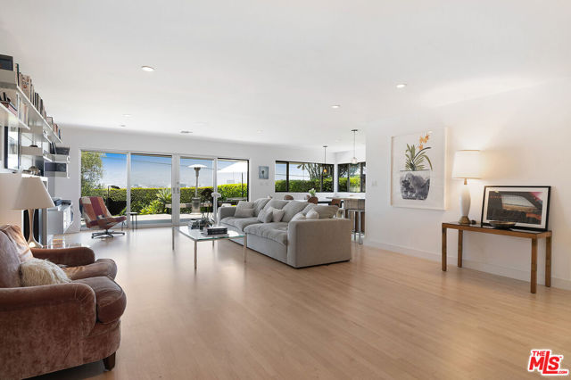 9353 Duxbury Road, Los Angeles CA: https://media.crmls.org/mediaz/d59be689-7d61-49e6-92ce-f1b5b59f4397.jpg
