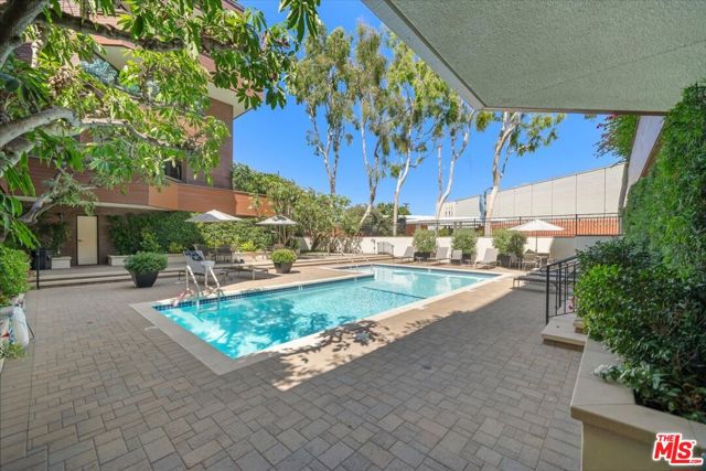 300 N Swall Drive, Beverly Hills CA: https://media.crmls.org/mediaz/d59ca385-88fe-460a-b238-fb66e70e39c9.jpg