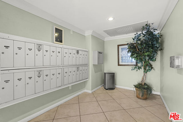 5224 Zelzah Avenue, Encino CA: https://media.crmls.org/mediaz/d59cdc4c-e8d3-4915-998d-82e964a548ba.jpg