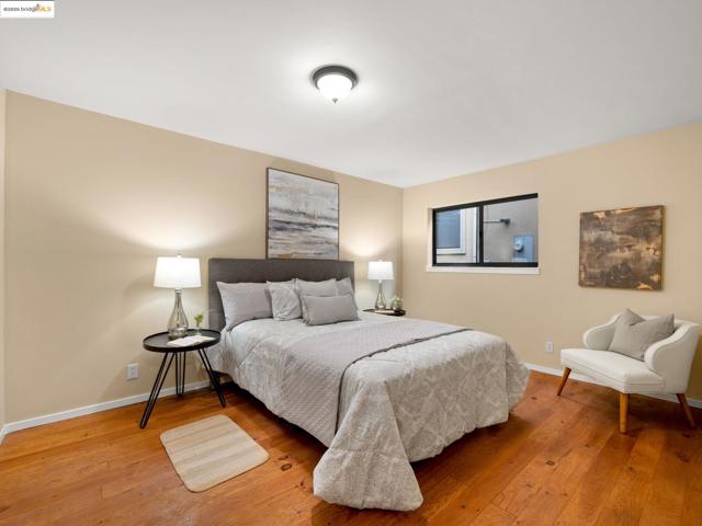 6866 Thornhill Dr, Oakland CA: https://media.crmls.org/mediaz/d59d640c-4546-47e9-a14b-d6631f929316.jpg