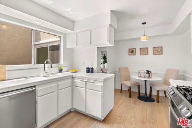 28 Village, Santa Monica CA: https://media.crmls.org/mediaz/d59daefc-72c4-448c-acbc-bd8dbb642d23.jpg