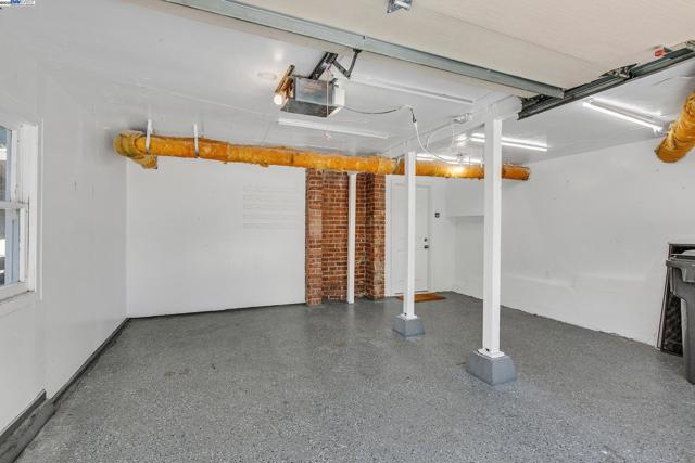 5601 Castle Dr, Oakland CA: https://media.crmls.org/mediaz/d59e85cc-9361-4249-acd0-ca4c6ec902db.jpg