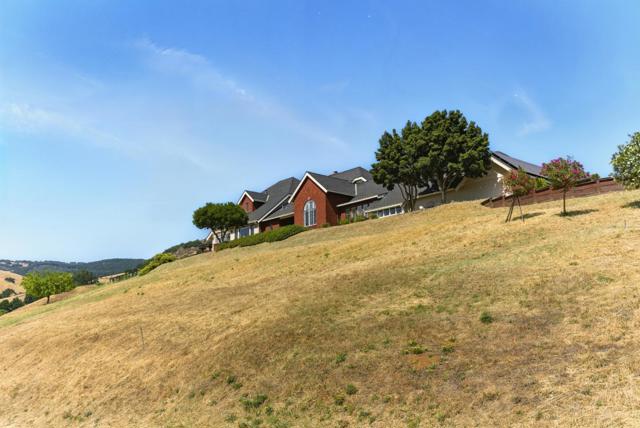 2525 Bridle Path Drive, Gilroy CA: https://media.crmls.org/mediaz/d59ef38a-0fef-47c4-ae0f-c69bc2892b2b.jpg