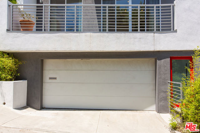 3907 De Longpre Avenue, Los Angeles CA: https://media.crmls.org/mediaz/d59fd136-5065-41a3-afa9-9b5533815bf1.jpg