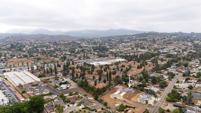 11977 Raceway, Lakeside CA: https://media.crmls.org/mediaz/d59feef0-b641-4aa7-a00b-05dec3440c23.jpg