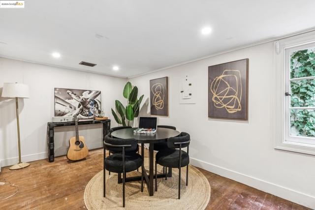 725 Carlston Ave, Oakland CA: https://media.crmls.org/mediaz/d5a00d6f-c1a1-4fd6-81f7-92644c80c461.jpg