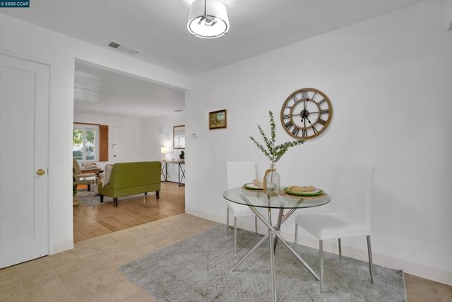 2968 Glenside Dr, Concord CA: https://media.crmls.org/mediaz/d5a01cf5-0746-4fd9-a301-0f629f98913f.jpg