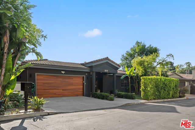 3275 N Knoll Drive, Los Angeles CA: https://media.crmls.org/mediaz/d5a03da6-f7a2-416f-842a-271962fbea46.jpg